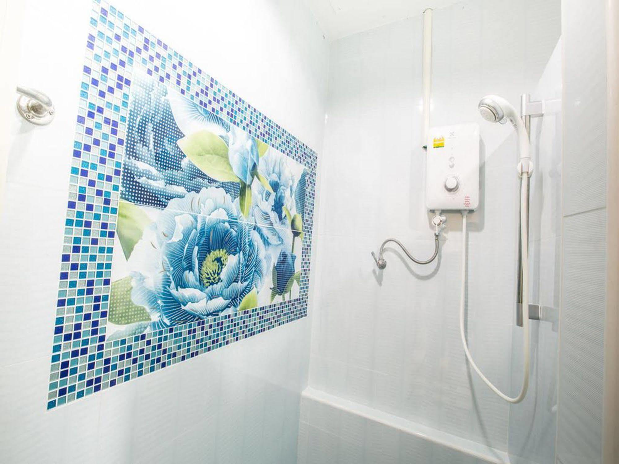P.A. Thani Hotel Nakhon Sawan Buitenkant foto