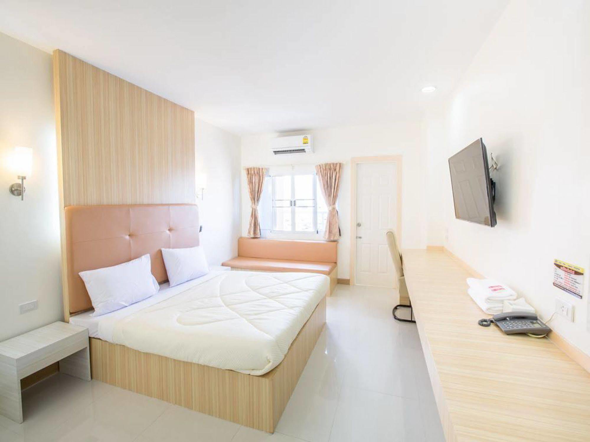 P.A. Thani Hotel Nakhon Sawan Buitenkant foto
