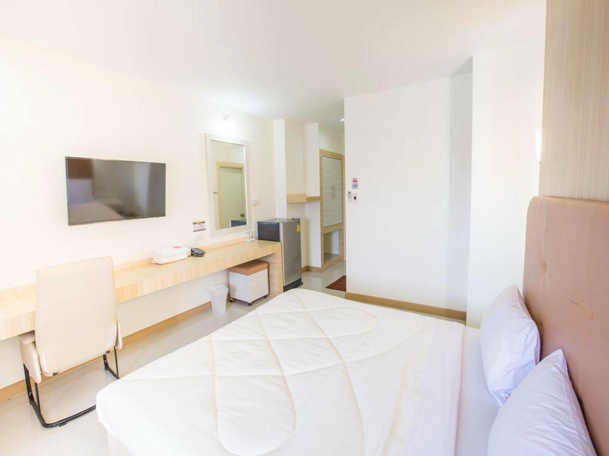 P.A. Thani Hotel Nakhon Sawan Buitenkant foto