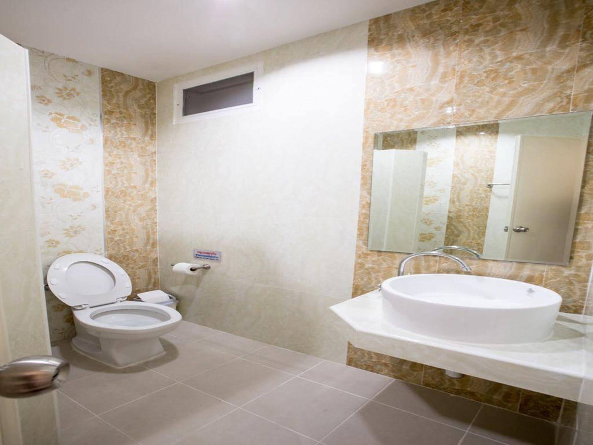 P.A. Thani Hotel Nakhon Sawan Buitenkant foto