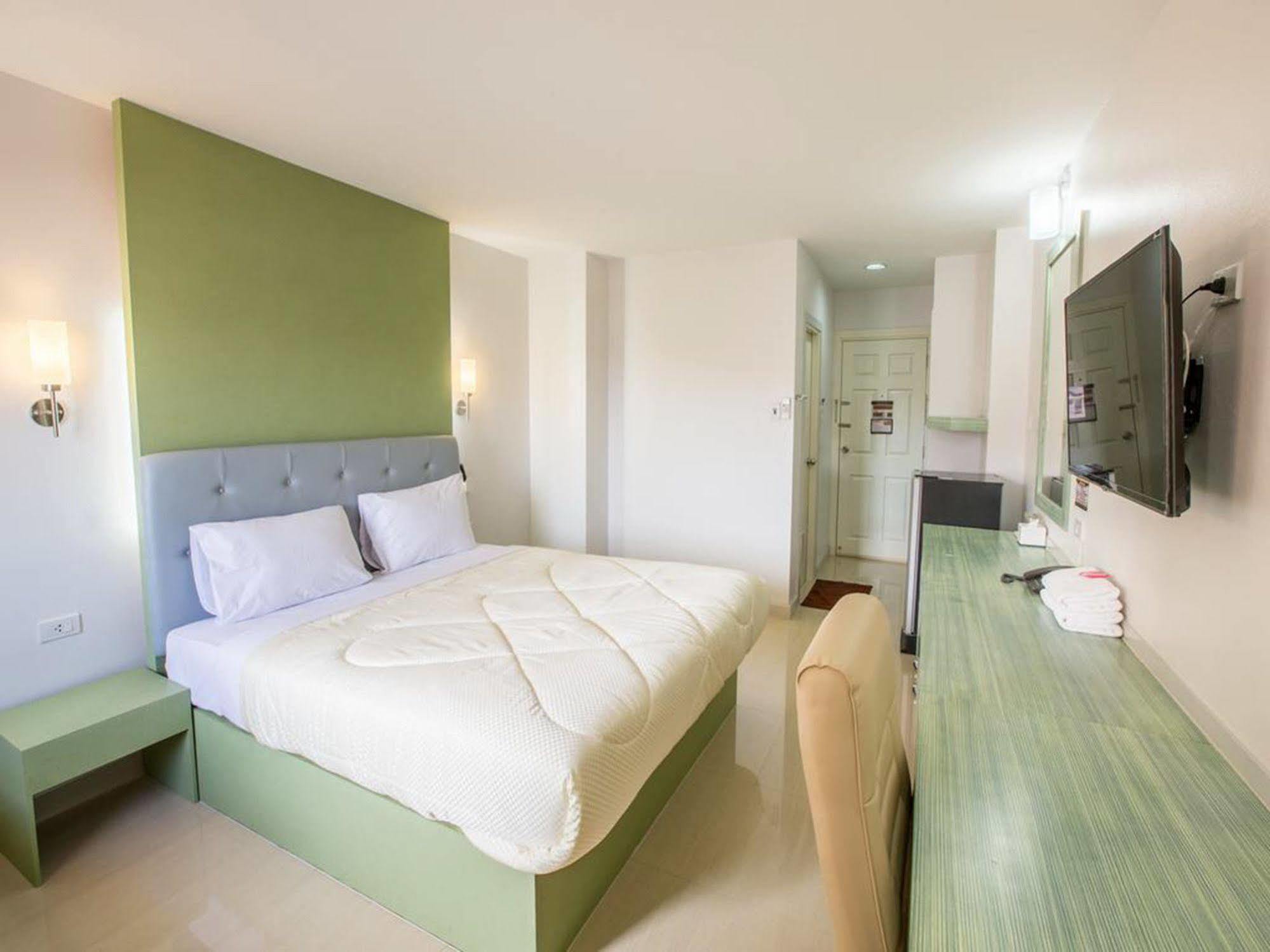 P.A. Thani Hotel Nakhon Sawan Buitenkant foto