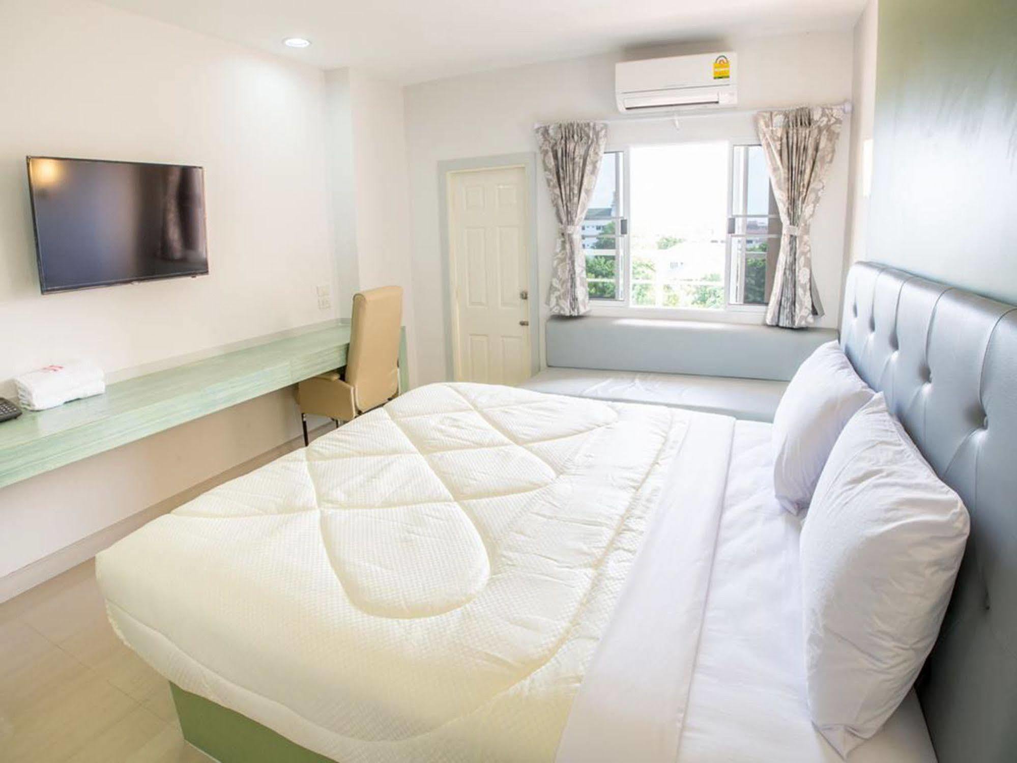 P.A. Thani Hotel Nakhon Sawan Buitenkant foto