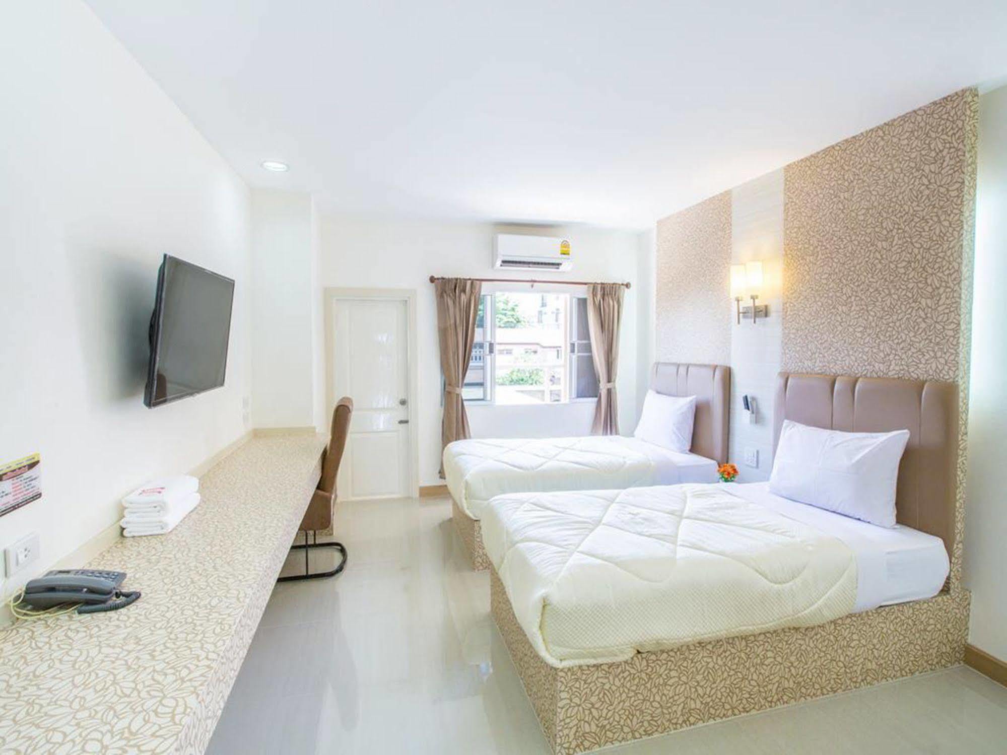 P.A. Thani Hotel Nakhon Sawan Buitenkant foto